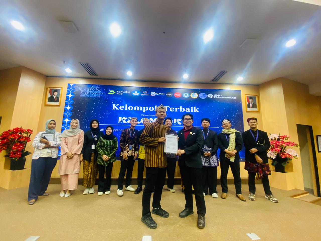 Mendapatkan Penghargaan kelompok Terbaik LKMM NAS saya sebagai Ketua Kelompok